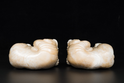 Paire de sculptures d'&eacute;l&eacute;phants en jade blanc et rouille, Chine, Qianlong