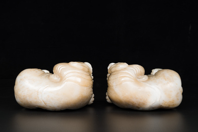 Een paar Chinese witte en roodbruine jade sculpturen van een olifant, Qianlong