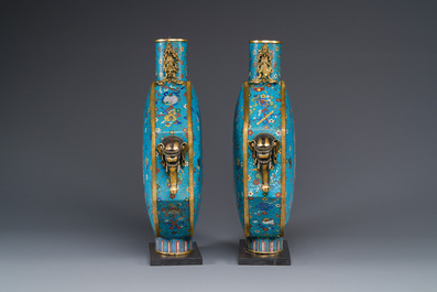 Paire de grands vases de forme octogonale de type 'bianhu' en &eacute;maux cloisonn&eacute;s, Chine, Qianlong/Jiaqing