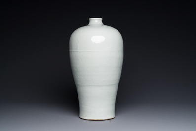 Grand vase de forme 'meiping' en porcelaine de Chine de type tianbai &agrave; d&eacute;cor incis&eacute;, Ming, 15&egrave;me