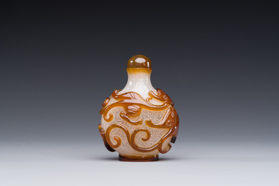 Een zeldzame Chinese snuiffles in meerlagig bruin en wit Peking glas met chilong decor, Qianlong/Jiaqing