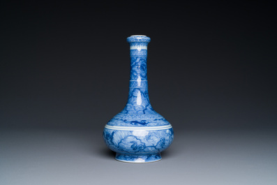 Een uitzonderlijke Chinese blauw-witte knoflookhalsvaas met mythische dieren op houten sokkel, Kangxi merk en periode