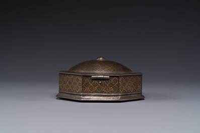 An Iranian octagonal parcel-gilt and silver inlaid box, 18/19th C.