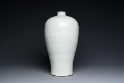 A large Chinese tianbai-type 'meiping' vase with floral anhua design, Ming, 15th C.