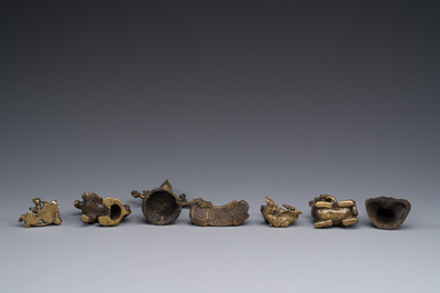 Een collectie Chinese en Sino-Tibetaanse bronzen sculpturen en scrollgewichten, Qing
