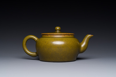 A Chinese monochrome teadust-glazed teapot, Yongzheng seal mark, 18/19th C.