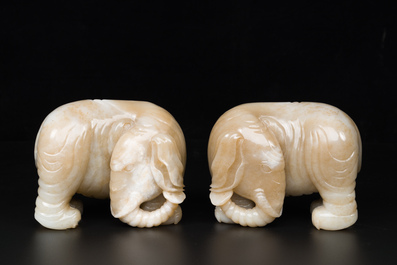 Paire de sculptures d'&eacute;l&eacute;phants en jade blanc et rouille, Chine, Qianlong