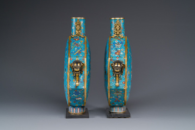 Paire de grands vases de forme octogonale de type 'bianhu' en &eacute;maux cloisonn&eacute;s, Chine, Qianlong/Jiaqing