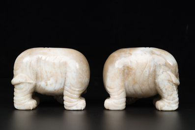 Een paar Chinese witte en roodbruine jade sculpturen van een olifant, Qianlong