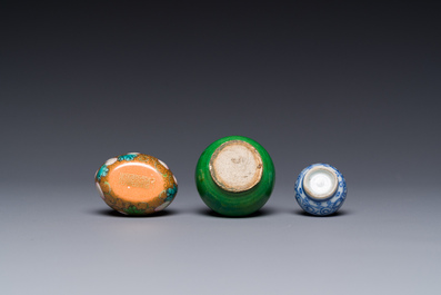 Deux vases miniatures en porcelaine de Chine et une tabati&egrave;re avec marque de Qianlong, Kangxi et post&eacute;rieur