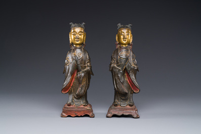 Paire de figures de servantes en bronze partiellement laqu&eacute; et dor&eacute;, Chine, Ming