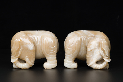 Een paar Chinese witte en roodbruine jade sculpturen van een olifant, Qianlong