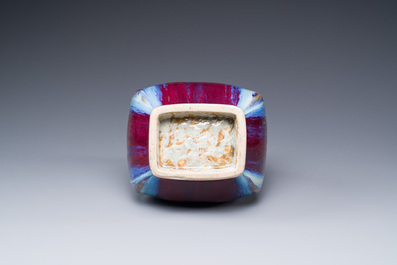 Een Chinese flamb&eacute;-geglazuurde 'hu' vaas, Qianlong merk en mogelijk periode