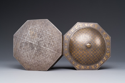 Een Iraanse achthoekige, vergulde en met zilver ingelegde doos, 18/19e eeuw