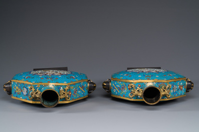 Een paar grote Chinese achthoekige cloisonn&eacute; 'bianhu' vazen, Qianlong/Jiaqing