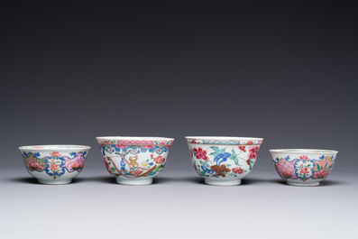 Vier Chinese famille rose kopjes en drie schotels met floraal decor, Yongzheng