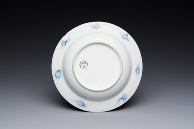 Een Chinees blauw-wit bord met 'Parasoldames' naar Cornelis Pronk, Qianlong