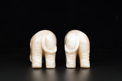 Een paar Chinese witte en roodbruine jade sculpturen van een olifant, Qianlong