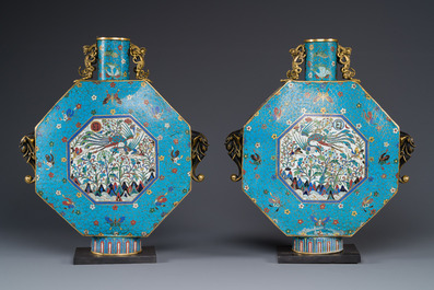 Een paar grote Chinese achthoekige cloisonn&eacute; 'bianhu' vazen, Qianlong/Jiaqing