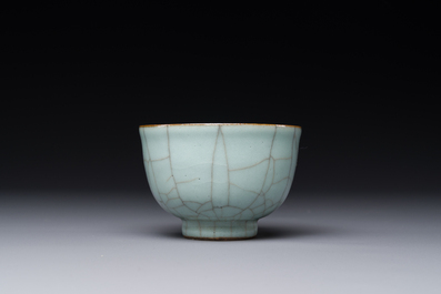 A Chinese ge-type crackle-glazed tea cup, 19th C.