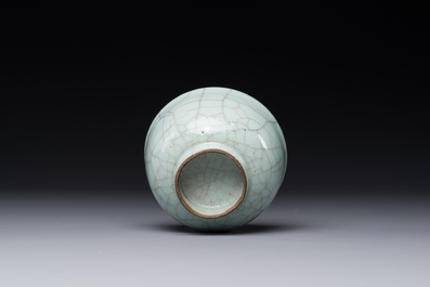 A Chinese ge-type crackle-glazed tea cup, 19th C.