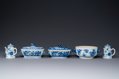 Een paar Chinese blauw-witte miniatuur chocoladekannen en drie terrines, Qianlong