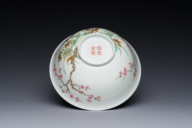 Een Chinese famille rose kom met pruimenbloesem, Shen De Tang Zhi 慎德堂製 merk, 19/20e eeuw