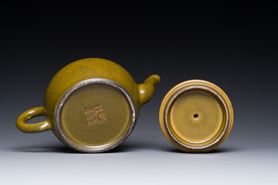 A Chinese monochrome teadust-glazed teapot, Yongzheng seal mark, 18/19th C.