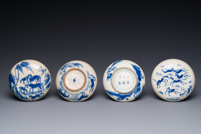 Deux bo&icirc;tes couvertes &agrave; p&acirc;te rouge en porcelaine de Chine en bleu et blanc, marque de Kangxi et feuille d'artemisia, 19&egrave;me