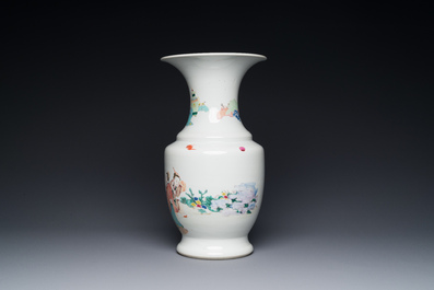 Vase en porcelaine de Chine famille rose &agrave; d&eacute;cor figuratif, marque de sceau ji 迹, Yongzheng