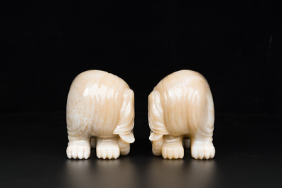 Paire de sculptures d'&eacute;l&eacute;phants en jade blanc et rouille, Chine, Qianlong