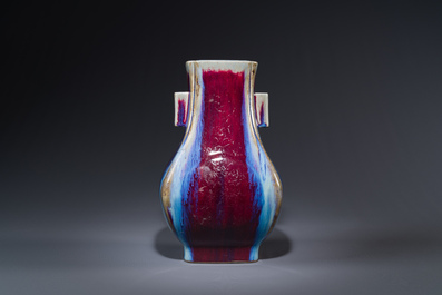 Vase de forme 'hu' en porcelaine de Chine &agrave; &eacute;mail flamb&eacute;, marque et peut-&ecirc;tre &eacute;poque de Qianlong