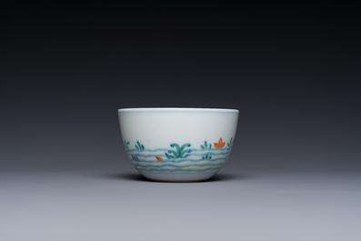 Tasse en porcelaine de Chine doucai &agrave; d&eacute;cor de poissons rouges, marque Cai Hua Tang Zhi 彩華堂製, 18&egrave;me