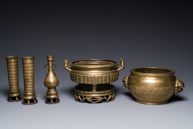 Two Chinese bronze censers, one with stand and three vases, Xuande mark, 19/20th C.