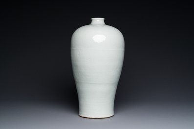 A large Chinese tianbai-type 'meiping' vase with floral anhua design, Ming, 15th C.