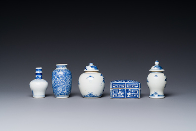 Quatre vases et une bo&icirc;te couverte en porcelaine de Chine en bleu et blanc, tous marqu&eacute;s, 18/19&egrave;me