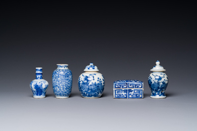 Quatre vases et une bo&icirc;te couverte en porcelaine de Chine en bleu et blanc, tous marqu&eacute;s, 18/19&egrave;me