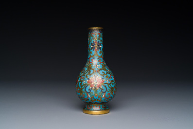 Petit vase de forme bouteille en &eacute;maux cloisonn&eacute;s &agrave; d&eacute;cor de rinceaux de lotus, Chine, marque et &eacute;poque de Qianlong