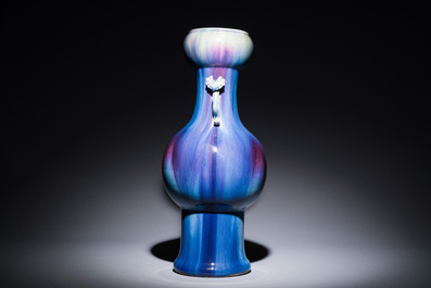 Vase de forme bouteille &agrave; t&ecirc;te d'ail en porcelaine de Chine &agrave; &eacute;mail flamb&eacute; aux anses en form de ruyi, 19&egrave;me