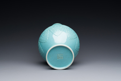 Een Chinese monochrome turquoise geglazuurde vaas met ruyi handgrepen, Qianlong merk, 19/20e eeuw