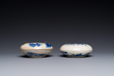 Deux bo&icirc;tes couvertes &agrave; p&acirc;te rouge en porcelaine de Chine en bleu et blanc, marque de Kangxi et feuille d'artemisia, 19&egrave;me