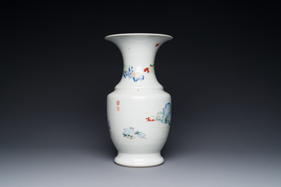 Vase en porcelaine de Chine famille rose &agrave; d&eacute;cor figuratif, marque de sceau ji 迹, Yongzheng