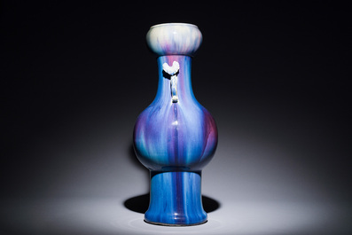 Vase de forme bouteille &agrave; t&ecirc;te d'ail en porcelaine de Chine &agrave; &eacute;mail flamb&eacute; aux anses en form de ruyi, 19&egrave;me