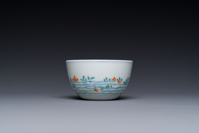 Tasse en porcelaine de Chine doucai &agrave; d&eacute;cor de poissons rouges, marque Cai Hua Tang Zhi 彩華堂製, 18&egrave;me