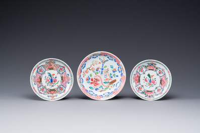 Vier Chinese famille rose kopjes en drie schotels met floraal decor, Yongzheng