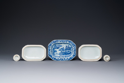 Paire de chocolati&egrave;res et trois terrines en porcelaine de Chine en bleu et blanc, Qianlong
