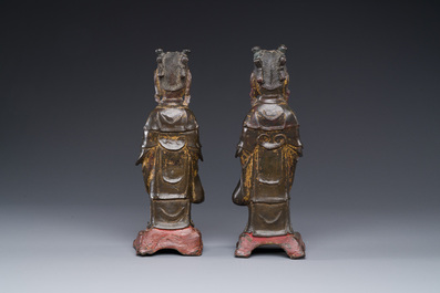 Paire de figures de servantes en bronze partiellement laqu&eacute; et dor&eacute;, Chine, Ming