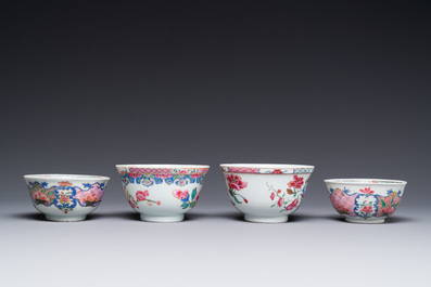 Vier Chinese famille rose kopjes en drie schotels met floraal decor, Yongzheng
