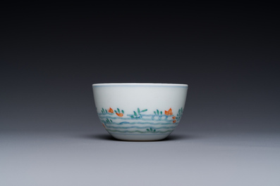 Tasse en porcelaine de Chine doucai &agrave; d&eacute;cor de poissons rouges, marque Cai Hua Tang Zhi 彩華堂製, 18&egrave;me