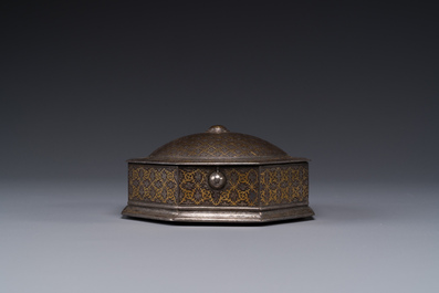 An Iranian octagonal parcel-gilt and silver inlaid box, 18/19th C.